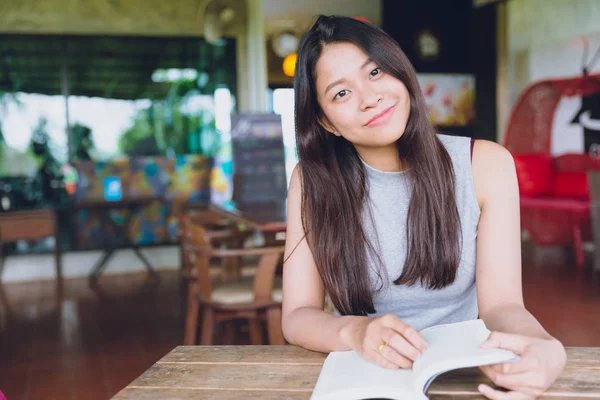 아시아 하이 틴 미소 읽기 책 아름 다운 귀여운 행복 카페에서 함께 즐길 수 — 스톡 사진