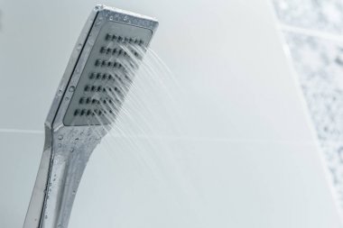 Düşük su basıncı sorun closeup beyaz banyoda duş başlığı