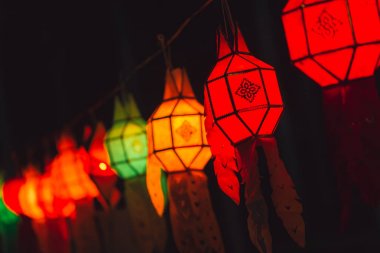 Çağrı Yee Peng fener veya Yi Peng renkli kağıt lamba geleneksel Tay tarzı