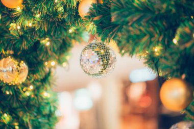 Noel ağacı ile dekore parlak peri mum ışığı bokeh arka plan bulanıklık