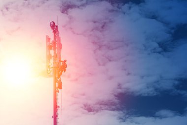 İletişim kulesi günbatımı mavi gökyüzü üzerinde çalışan teknisyeni