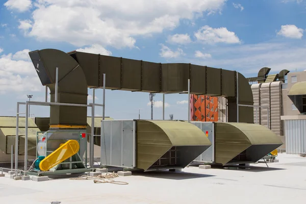 Grands climatiseurs AC HVAC sur le dessus du bâtiment — Photo