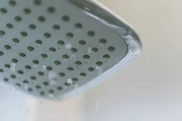 Problema de baja presión de agua primer plano en el cabezal de ducha en baño blanco — Foto de Stock