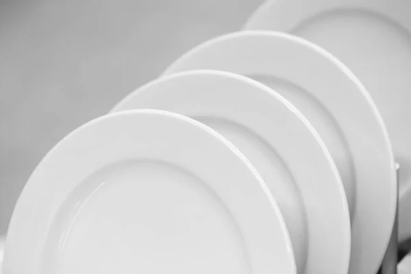 Temiz beyaz tabak çanak satır portre Restoran mutfak hijyen onay konsepti için — Stok fotoğraf