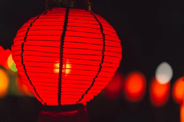 Lámpara de papel china de color rojo colgando en la noche — Foto de Stock
