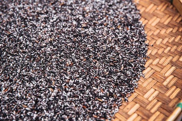 泰国生黑糯米或紫米 — 图库照片