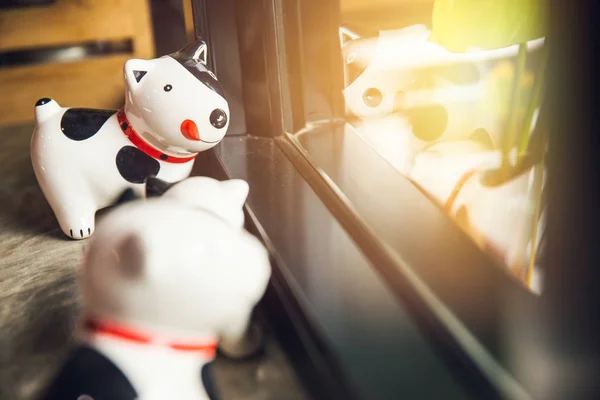 Lyckligt leende hund docka tittar ut windows med solljus — Stockfoto
