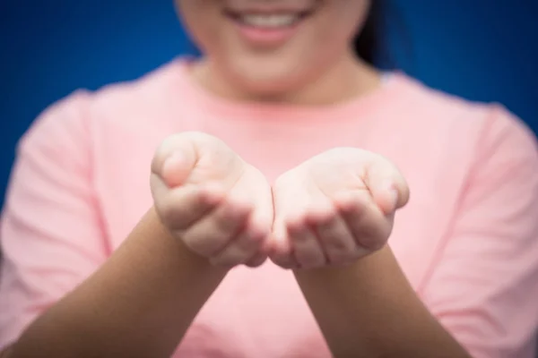 Chica adolescente sonrisa mano abierta palma pedir dar o ayudar concepto —  Fotos de Stock