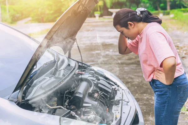 Азиатские женщины беспокоиться и подчеркнуть проблемы с автомобильным двигателем аварии перегрева — стоковое фото