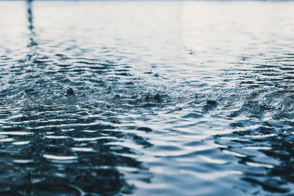 Lluvia agua gota lluvia con agua ola caos naturaleza fondo — Foto de Stock