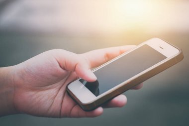 kadın el ekran okumak için Smartphone kullanarak