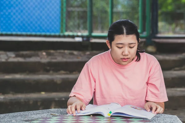 Tiener Boek Onderwijs Aan Universiteit Van Alleen Lezen — Stockfoto