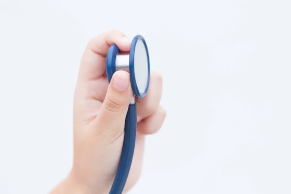 Beyaz Arka Plan Üzerinde Doktor Tutun Stetoskop Ile Sağlık Kontrolü — Stok fotoğraf