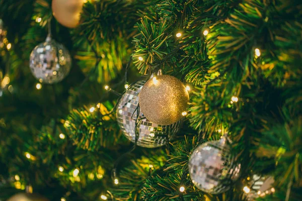 Árvore Natal Decorado Com Borrão Espumante Fada Vela Bokeh Fundo — Fotografia de Stock