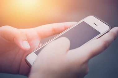 sabah haber cep telefonu okuma smartphone kullanarak closeup ele.