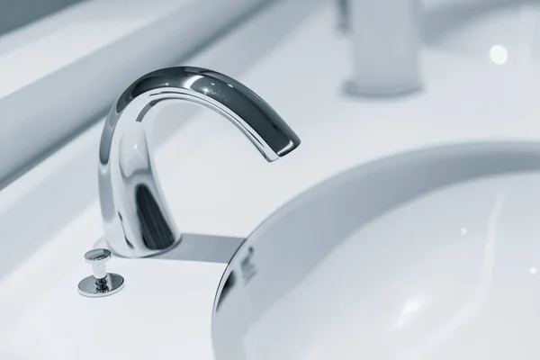 Sauberer Neuer Wasserhahn Oder Verchromtes Waschbecken — Stockfoto