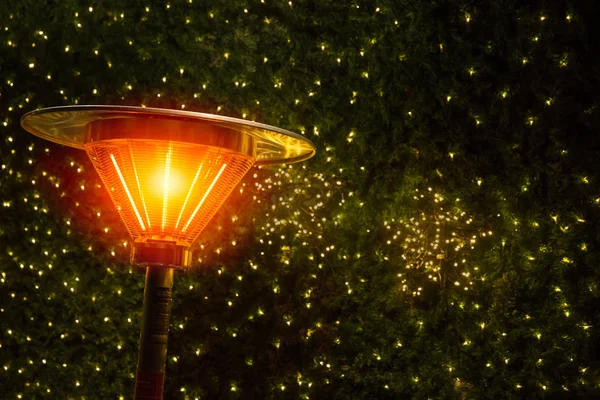 Quente Noite Fria Com Torre Aquecedor Parque Decoração Luz Natal — Fotografia de Stock