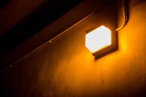 Duvar Karanlık Sokakta Binada Işık — Stok fotoğraf