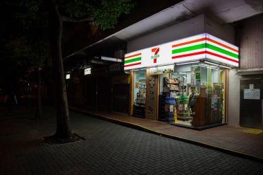 24 saat marketten 7-11 ya da 7-Eleven tüm gece olun gece parlak yol ve Emanet Hong Kong'da açılıyor. 24 Kasım 2017.