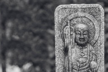 Japonca Buda heykeli siyah ve beyaz taş