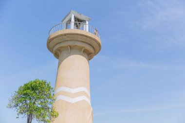 Deniz feneri gün açık mavi gökyüzü yaz sezonu ile küçük ağaç