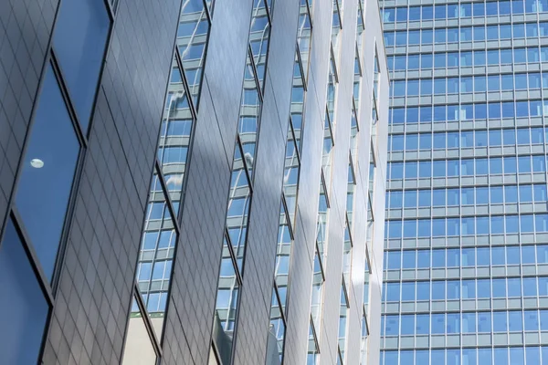 Moderna Skyskrapor Företag Byggnad Windows Blå Himmel Speglar — Stockfoto