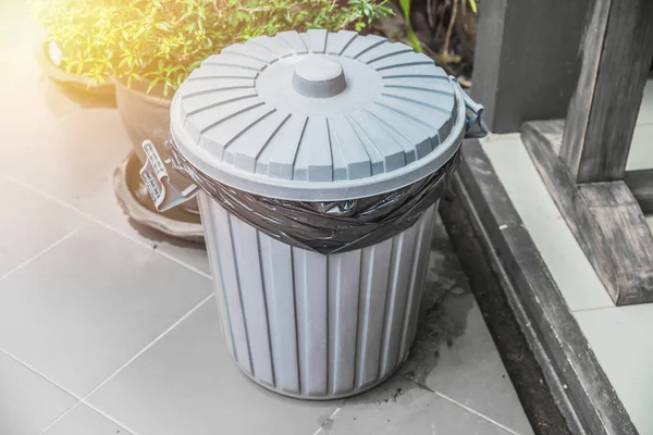 Maison Poubelle Plastique Avec Sac Noir Intérieur Avec Bouchon Fermé — Photo