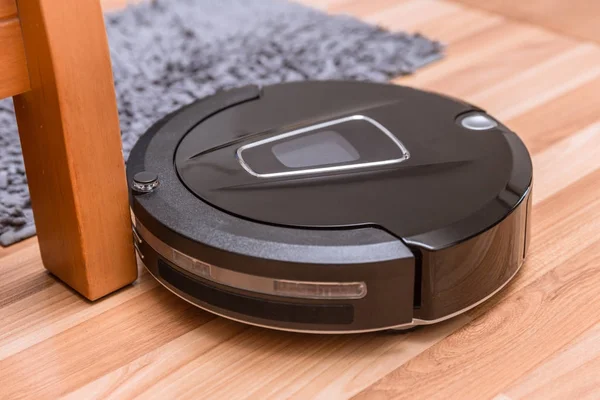 Robot Vacuum Cleaner Laminate Wood Floor Carpet Cleaning — Stock Photo, Image