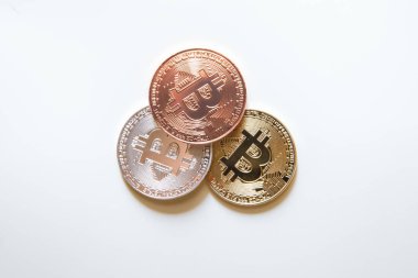 Beyaz arka plan üzerinde izole altın bakır gümüş bitcoin