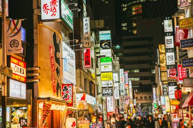 Japonca ve Shinjuku gece hayatı renkli billboard sokak çoğu nüfus alışveriş, turizm hedef Tokyo Japonya, 25 Kasım 2017 yılında seyahat