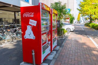 Eco Coca-Cola kırmızı satış makineleri Satıyoruz içecek ürünleri ile Aralık 2017 Osaka Japonya bulunan şirin kutup ayısı maskot.