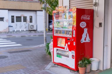 Eco Coca-Cola kırmızı satış makineleri Satıyoruz içecek ürünleri ile Aralık 2017 Osaka Japonya bulunan şirin kutup ayısı maskot.