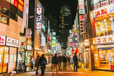 Japonca ve Shinjuku gece hayatı renkli billboard sokak çoğu nüfus alışveriş, turizm hedef Tokyo Japonya, 25 Kasım 2017 yılında seyahat