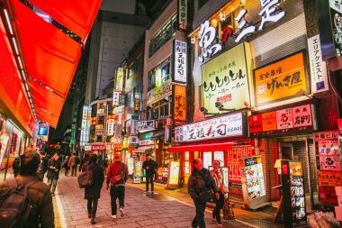 Japonca ve Shinjuku gece hayatı renkli billboard sokak çoğu nüfus alışveriş, turizm hedef Tokyo Japonya, 25 Kasım 2017 yılında seyahat