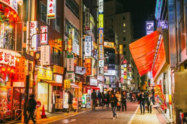 Japonca ve Shinjuku gece hayatı renkli billboard sokak çoğu nüfus alışveriş, turizm hedef Tokyo Japonya, 25 Kasım 2017 yılında seyahat