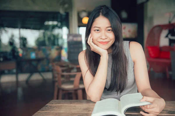 Casual Asiático Chica Buscando Sonrisa Leer Libro Café — Foto de Stock