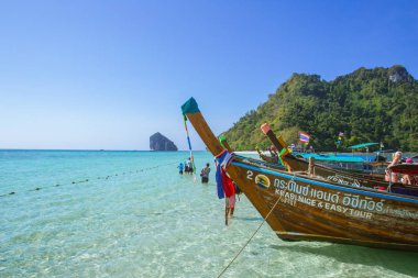 ahşap tekne turist park Maya defne Phiphi Adası Andaman Denizi inanılmaz Tayland için seyahat en popüler chillout hedef yaz Krabi Thailand Şubat 2017.