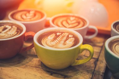 ahşap masa kafede kahve latte sanat popüler sıcak içecek servis.