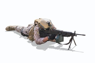 bir ateş makineli tüfek M249 beyaz izole eğilimli askeri ordu asker yatıyor