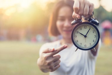 Teen parmak işareti saat son vintage renk tonu uyarı kez uyarı için