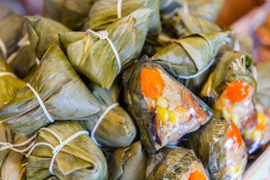 Zongzi yapışkan pirinç hamur tatlısı bambu yaprak veya Dragon Boat Festivali pirinç hamur tatlısı