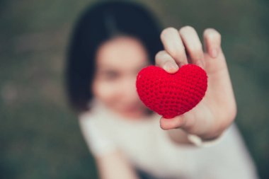 Sevgililer günü vintage renk tonuyla el aşk ve kadın kalp kırmızı renk