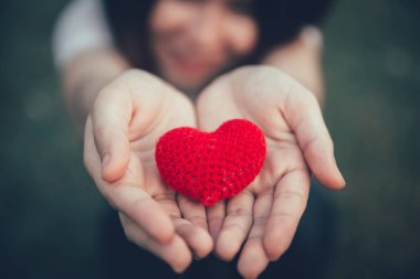 Sevgi ve kalp kırmızı renk kadınlar üzerinde el Sevgililer günü vintage renk tonuyla paylaşımı