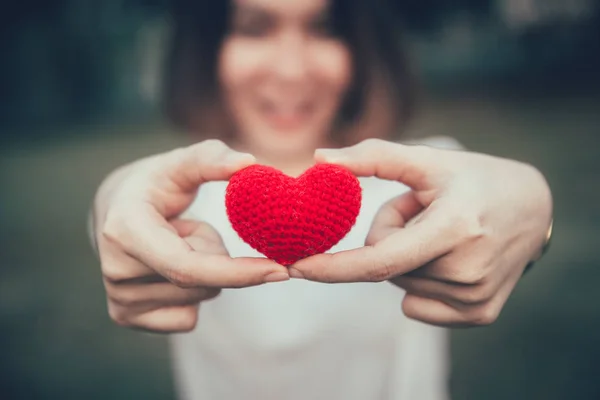 Amour Coeur Couleur Rouge Sur Les Femmes Main Dans Ton — Photo