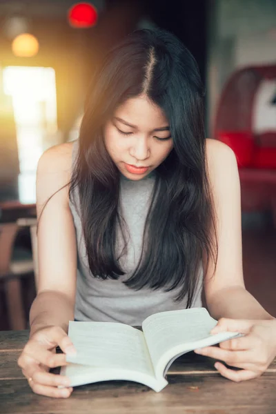 Casual Aziatisch Meisje Focus Zoek Van Het Lezen Van Een — Stockfoto