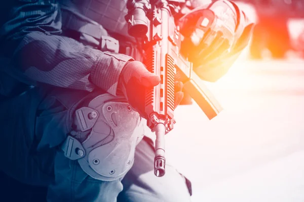 Soldat Militären Bekämpa Armén Position För Vakt Säkerhet Med Pistol — Stockfoto