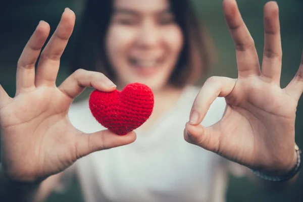 Amour Coeur Couleur Rouge Sur Les Femmes Main Dans Ton — Photo