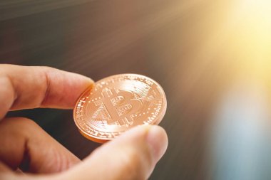 Cryptocurrency gerçek hayat kavramı ile Bitcoin ödeme.