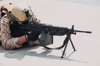 askeri ordu asker bir ateş makineli tüfek M249 closeup yüzükoyun yatıyor
