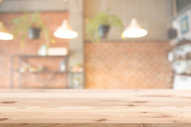 Ahşap masa üstü ile kafe ya da kahve dükkanı arka plan bulanıklık